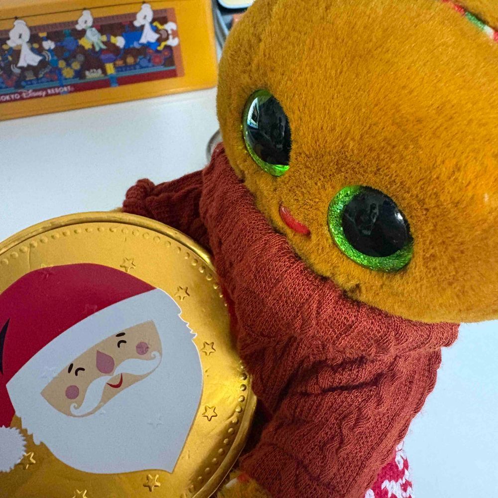 ママがチョコレートかってきた
クリスピンもたべた
くまさんのチョコレートはキラキラしててイルミネーションみたいだった
サンタさんのコインチョコレートはとてもおおきくてびっくりした
おいしかった