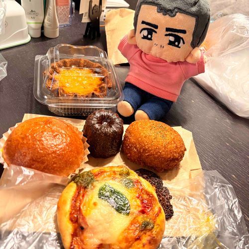 パンがいっぱいだ！
光酥餅ばかり食べている俺のことを想って、持ち主がたくさんのパンを買ってきてくれたぞ。
エッグタルトもある！なんだか香港を思い出すな。