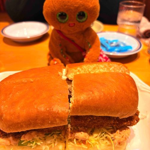 ここのたべものはぜんぶおおきい
たににすんでるトロールさんがたべるのかな