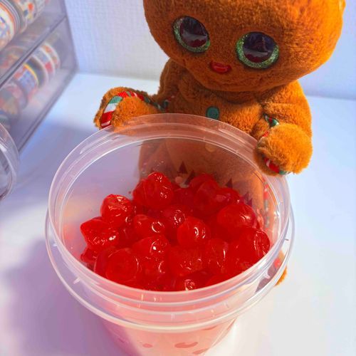 ママがドレンチェリーかってきた
ママはチェリーにがてだけど
ドレンチェリーならいくらでもたべられるんだって
クリスピンのおはなにそっくり
まっかっか
