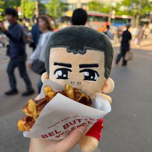 アキハバラへやってきたぞ。
美味しそうなワッフルだ...うーんバターのかおり...
