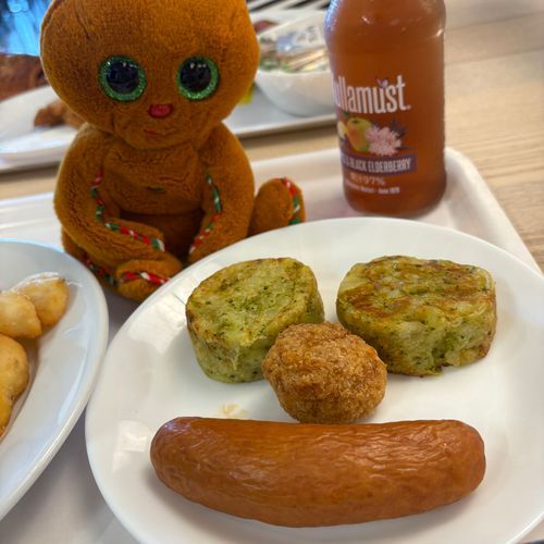 クリスピンのおかおランチ
ママがつくってくれた
おめめにもなってるメダリオンっていうのがママはすきなんだって