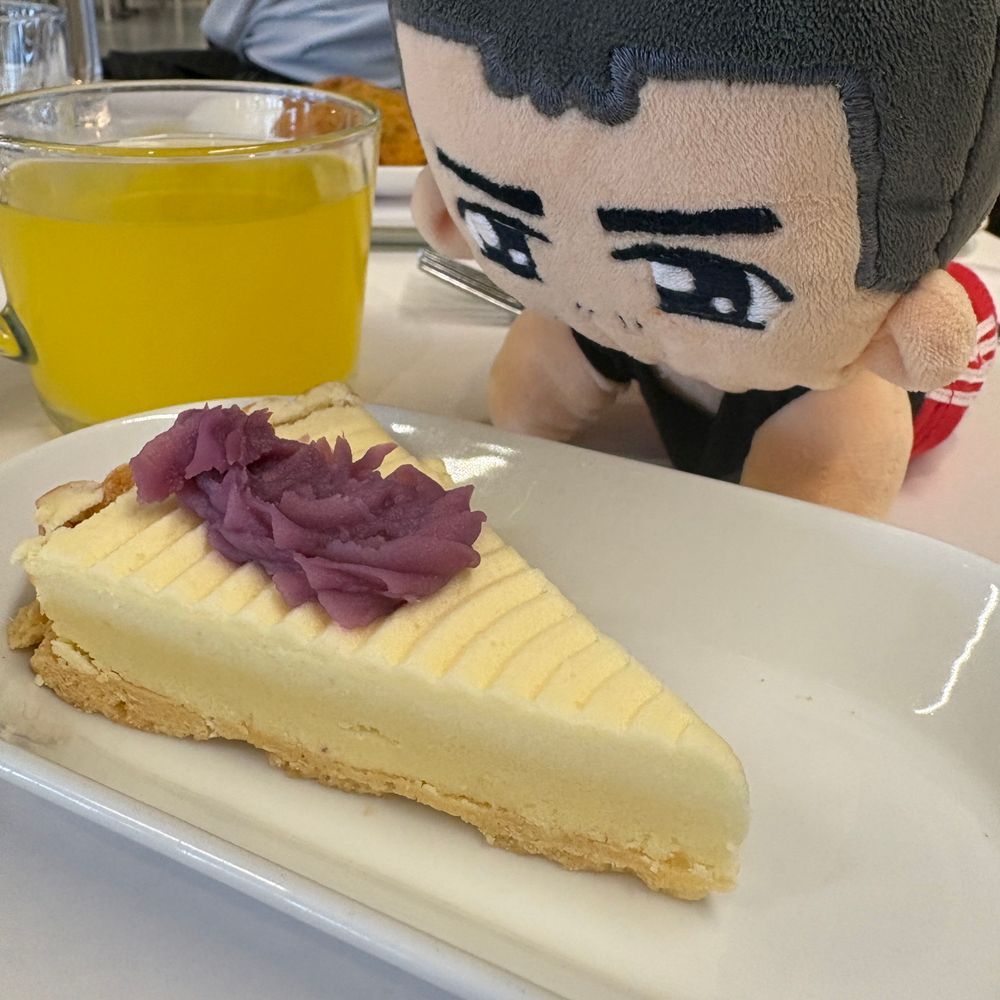 友達のクリスピンと秋の味覚を楽しんだぞ！
写真はりんごとサツマイモのクレープ、サツマイモのタルトだ。
俺もそろそろ衣替えしなきゃだな...(タンクトップは寒いぞ)