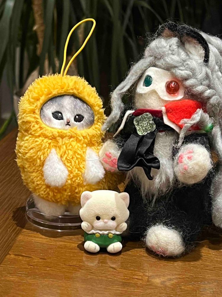 おともだちとあえてわたくしちゃんとってもハッピーです！
にくきゅうのみせあいっこをしました♪