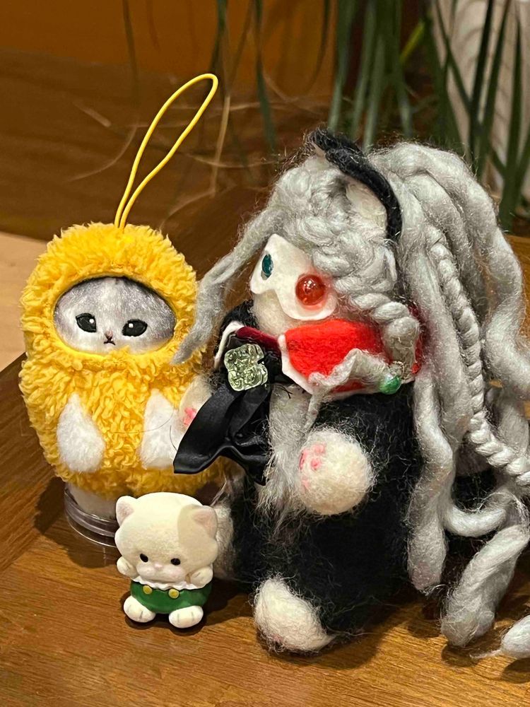 おともだちとあえてわたくしちゃんとってもハッピーです！
にくきゅうのみせあいっこをしました♪