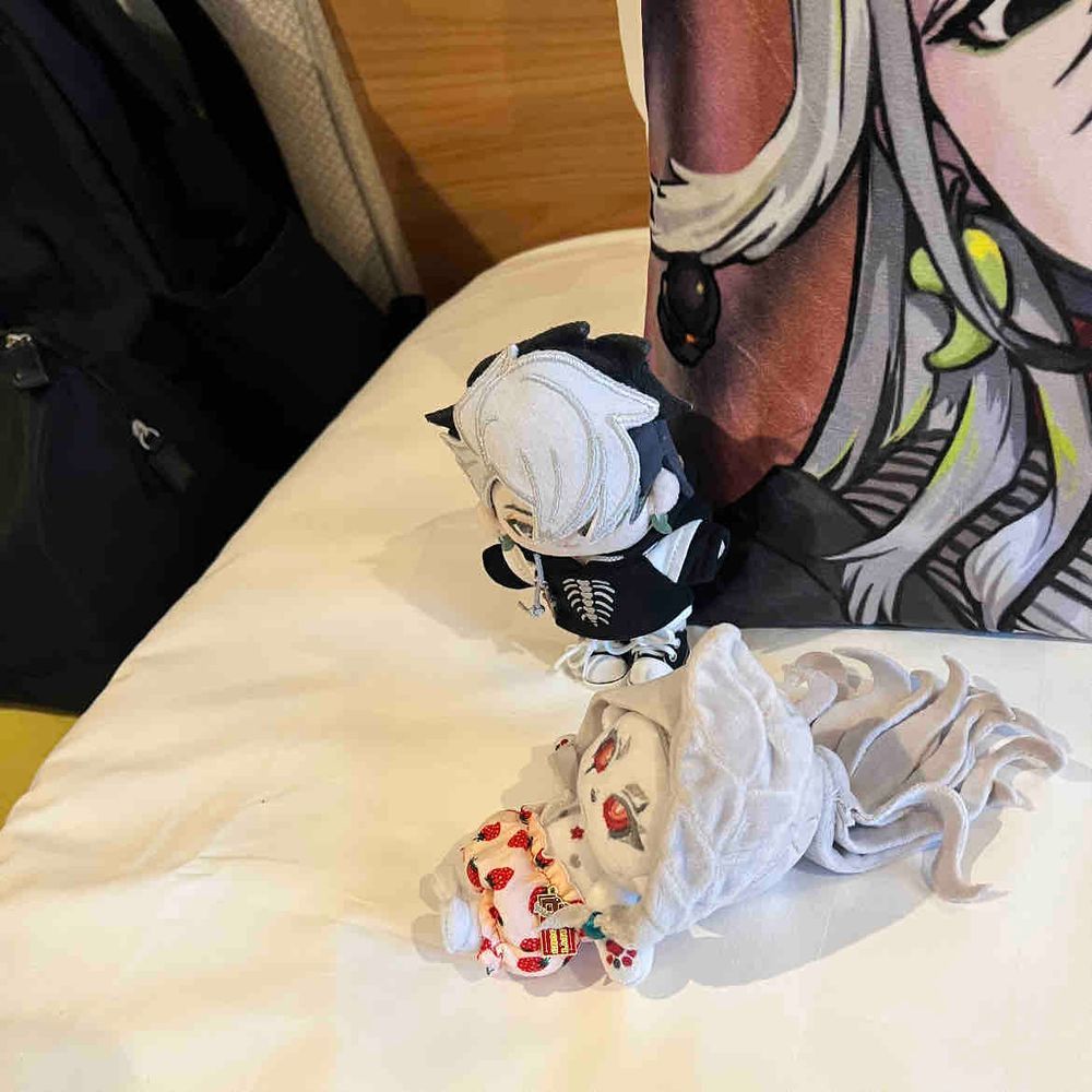 いけぶくろのこらぼホテルにいきました！

ンンン！せっそうがいっぱいおりまする！

わぁ！とってもひろいベッド！わたくしちゃんうれしくてバタバタしちゃちゃいますよ！

まんぞくですかな？