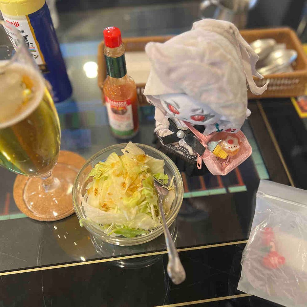 とってもレトロなきっさてんです！なんとテーブルがゲームきになってます！
わたくしちゃんにちなんでいってきました、ほんらいわたくしちゃんははくしゃくなのですよ！