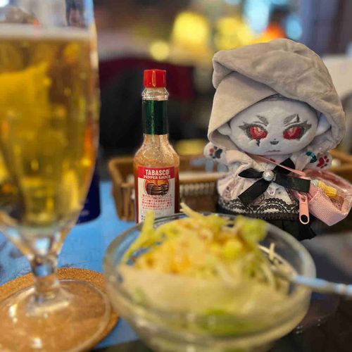 とってもレトロなきっさてんです！なんとテーブルがゲームきになってます！
わたくしちゃんにちなんでいってきました、ほんらいわたくしちゃんははくしゃくなのですよ！