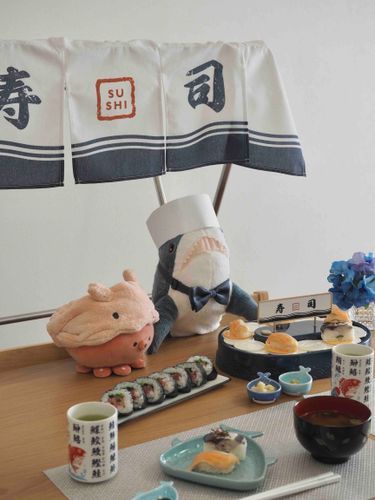 しょうゆ寿司かいてーん！
助手はこんぶちゃん🐙

お皿にもこだわったおみせだよ〜🎶
みんななにたべる？