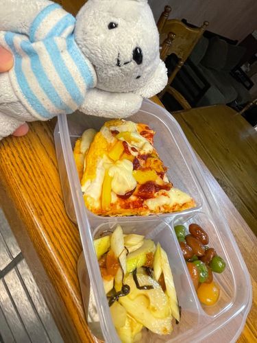 べべの手料理日記📔5分でできたよ餃子の皮ピザと梅昆布セロリ🍕