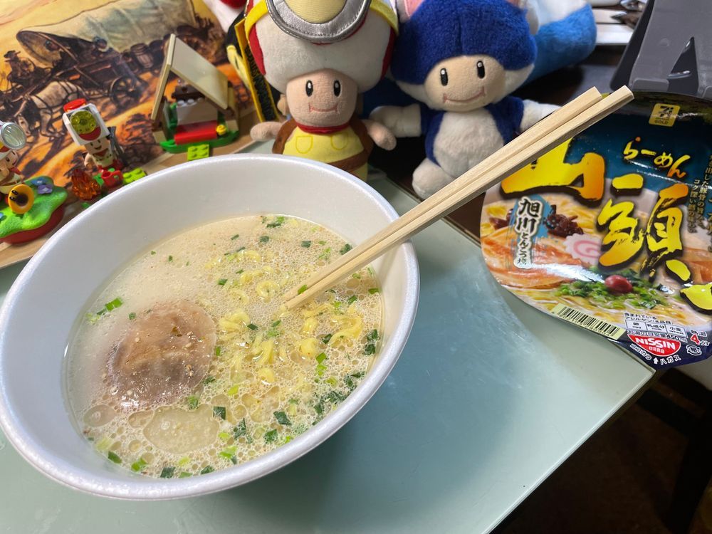 山頭火…えぇ、旭川出身のラーメンです…
高級路線を2000年代に打ち出した結果、関西撤退を余儀なくされ今関西では食べれぬ幻のラーメン…
でもセブンイレブンでジェネリック山頭火は食べれます…いい時代、ですねぇ…(昔貰った山頭火の青いお箸、どこやったかな…
