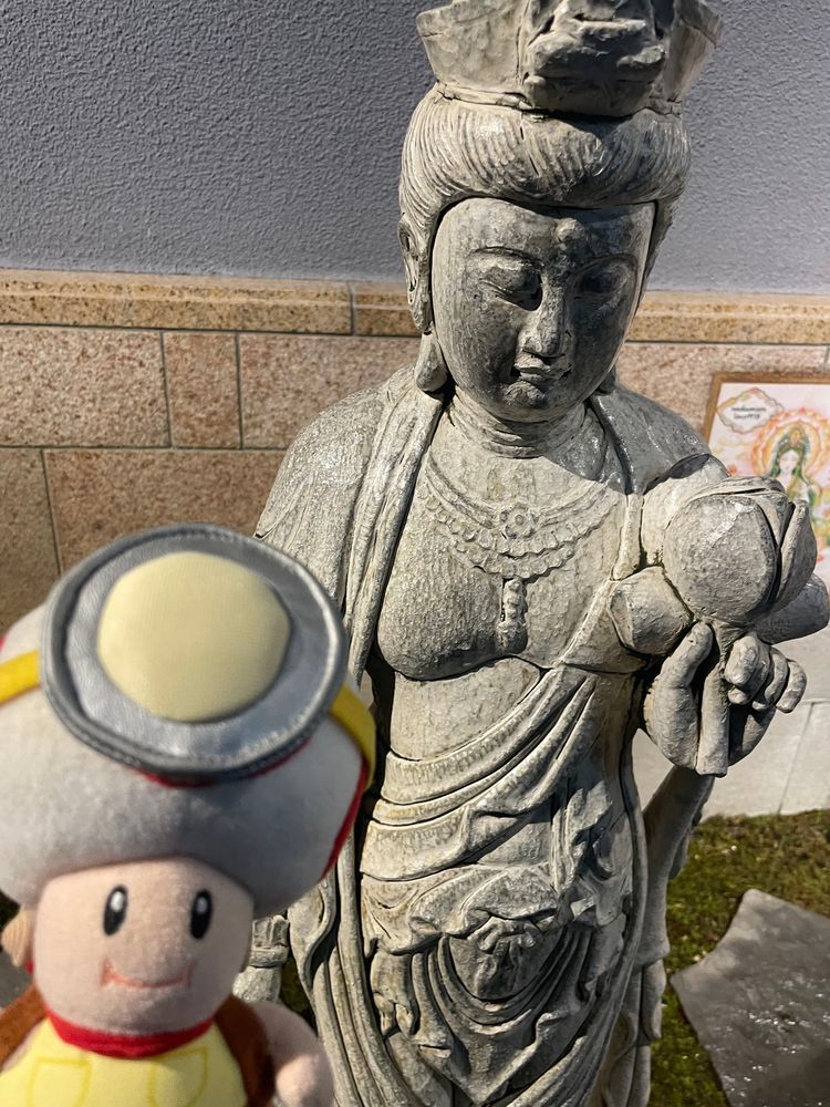 ここは神戸…灘と呼ばれる地域にはさすり地蔵サマと言うお地蔵様がおられるそうで…( ‘༥’ )
何でも灘に流れる温泉の源泉をタオルにかけてツラい場所をさすればその場所がたちまち治るとか治らないとか…
隊長毎日リュックで腰にクるので、これは腰一択ですね…( 'ч' )