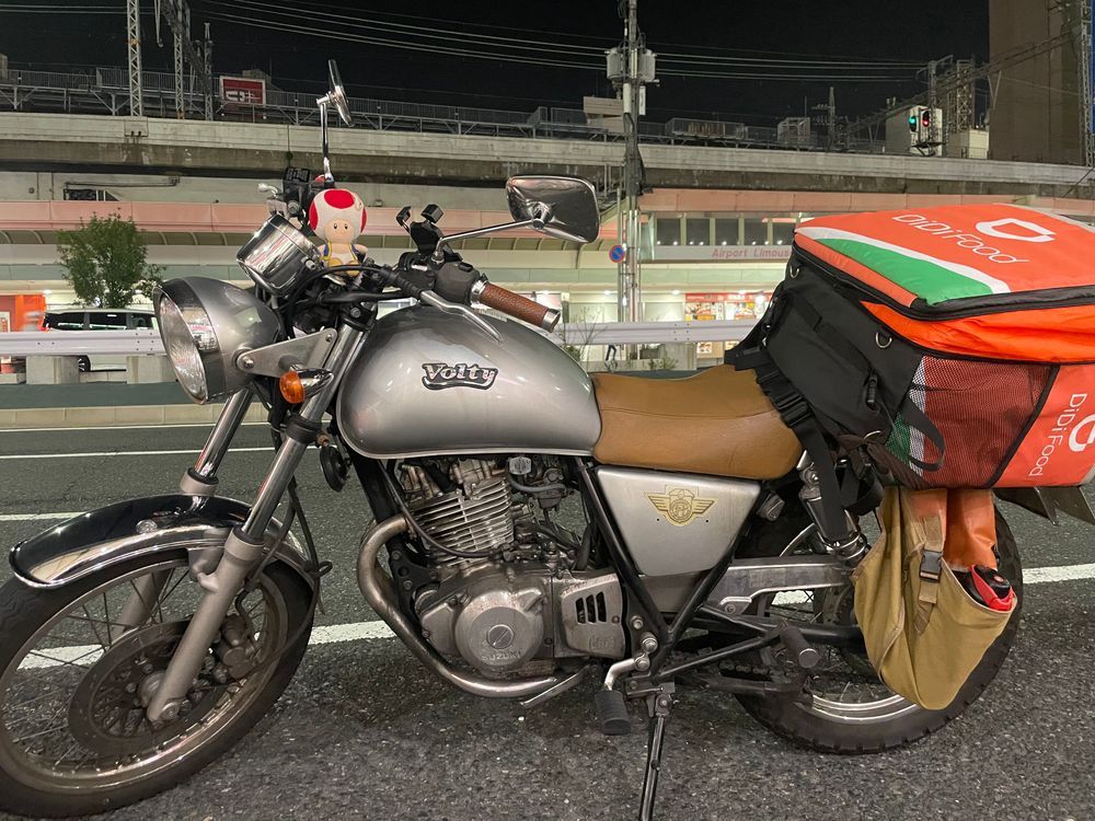 副長が乗ってますがこれが僕らの冒険号ことボルティちゃんの最後の勇姿でした…( ‘༥’ )
トコトコ行ってカワイイ子で隊長は中々にお気に入りだったんですけどね…何せ30年も前のバイク、こんなに暑いのは想定されてなかったのでしょう…🥺
良く走ってくれました、お仕事で1日に120〜160キロは走り回るので売られて修理されて次の人には優しく乗って貰えるといいですね…( 'ч' )