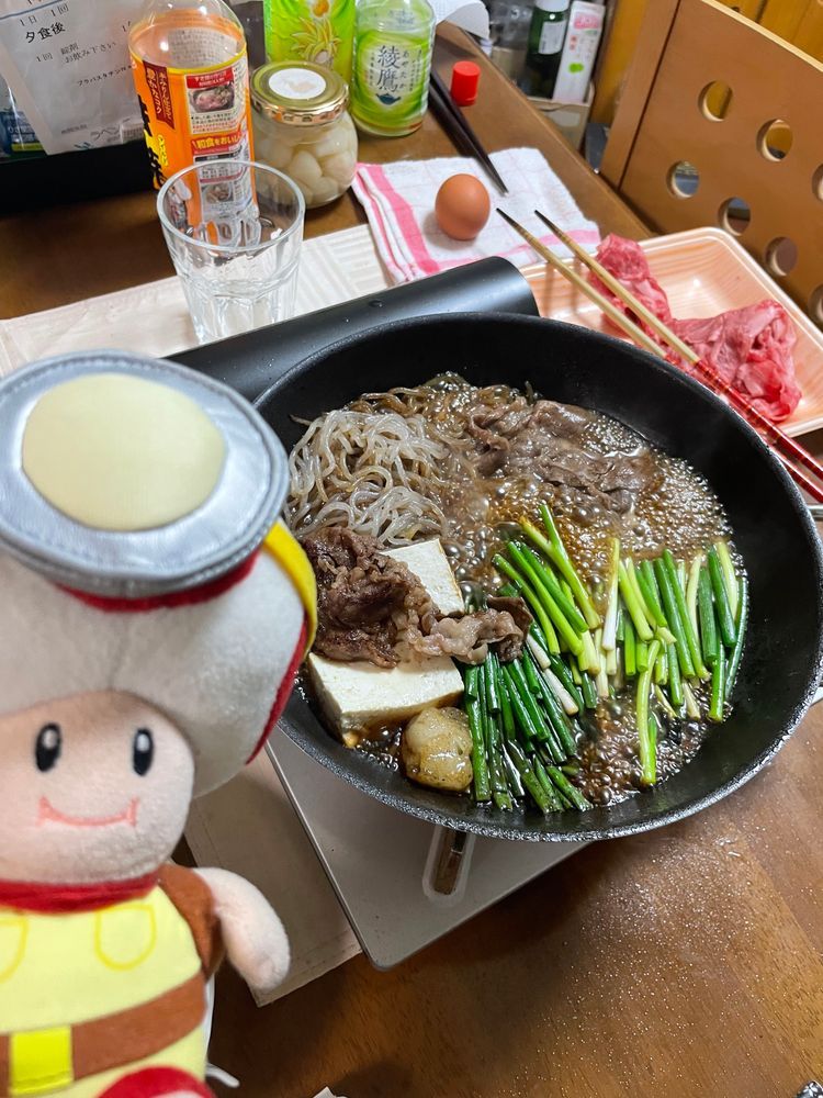 ( =◎=)
( ‘༥’ )ŧ‹”ŧ‹”
-キノピオたいちょうの すきやきのテーマ-
作詞・たいちょう
作曲・ニンテンドー(キノピオ隊長のさいしょの冒険を流して下さい)
あっぶらひいてー 肉を焼くー🥩
あっぶらひいてー ネギを焼くー🥦
すきやきだ!
すきやきだ!!
隊長すき焼きだ!!!🥩