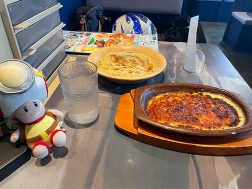 外でお仕事してるとたいちょーお昼ごはんいっつも迷っちゃいます…
外でお仕事してる皆様はいつもお幾らぐらい使って何を食べてるんでしょうね…

今日はサイゼ‼️
炭水化物の暴力で気を失いそうですー😂