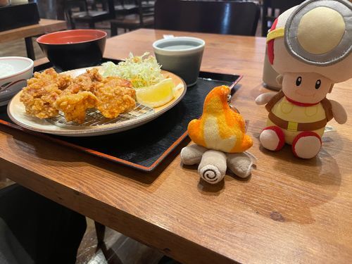 冒険帰りと言えばやはり定食…おねえさん‼️いつもの下さい‼️( 'ч' )ﾉ

人間は唐揚げにレモンをかける派ですか⁉️
わかってませんねぇ…そのままを楽しむのが乙なんですよ…

え⁉️このご時世にご飯おかわり自由で880円⁉️
企業努力が凄いですね…
冒険する先全てに建ってて欲しいです定食屋さん…ヒマラヤとかにも…