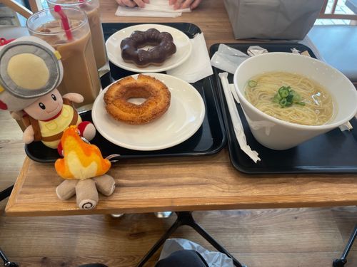      (  =◎=)
     (   'ч'   )つ🍩
　 /　　⌒ヽ　　🍜　　🔥
⊂  人＿__つ_つ　🍩　　　　🏕️
　🍩

まいど‼️隊長です( 'ч' )
(前消された投稿なんですが再投稿です‼️運営さん人間映ってませんよ‼️消しても増えます‼️

ミスドの汁そばって…年に一回ぐらい食べたくなる優しいお味してますよね…🍜( ‘༥’ )ŧ‹”ŧ‹”
氷コーヒー、廃盤と聞いて悲しみで悶えてます🥺
旅のお供に最高ですよ、凍らせたコーヒー…‼️☕️
