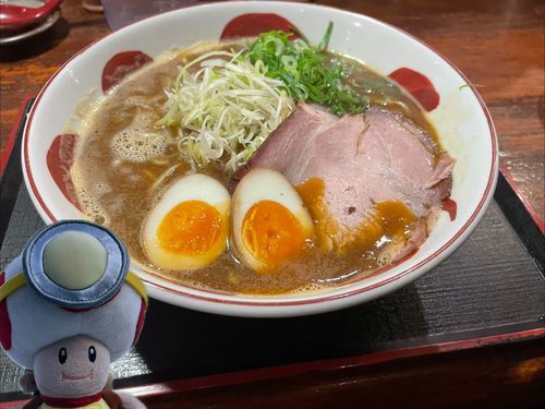 まーーーた人間は僕に隠れてラーメン食べてきたらしいですねぇ…おおヤラしい事…
らーめんたろう、隊長もよく行きましたね…窓ガラス一枚ぐらいは隊長のポケットマネーのはずです…
最近は味が落ちましたが神戸っ子のソウルフードです…

　(  =◎=)
　(      'ч' )
　（ っ=|||＿＿
　┴―＼≠／―

悔しいので人間が取っておいた山頭火は僕の胃にぶち込みますね‼️