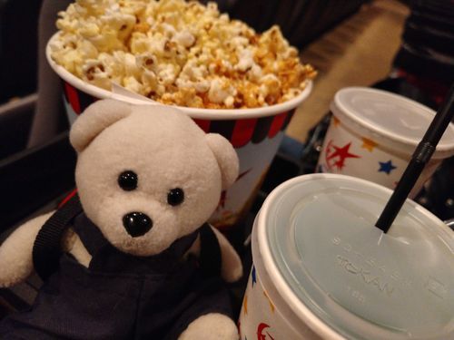 ご主人と映画見てきたの！
すっごく楽しかったよ～🐻✨

おっきいスクリーンといろんなとこから聞こえる音、これが大迫力ってヤツなのね…🤔

塩とキャラメルの大盛りポップコーン美味しかったの😋🍿