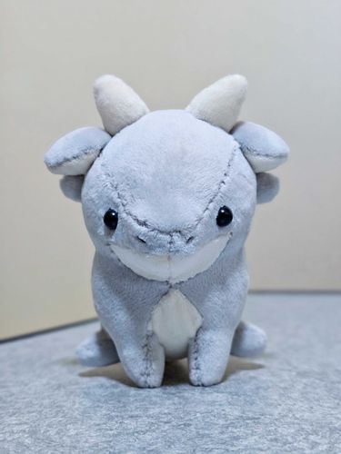 初めまして。
小石ドラゴンの "ぺブー" だよ🪨

なんかこの写真、地に脚が着いていないけど気にしないでね。
