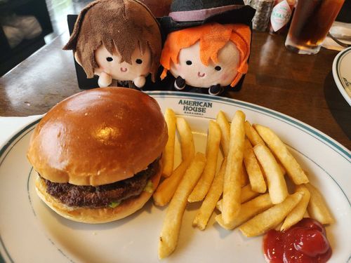 ハンバーガーとポテト！
んまほっぺ🤕🎩