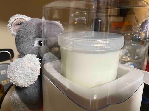 ご主人がヨーグルトメーカーを買ってきた。

なんか化学の実験みたいだけど
ほんとにヨーグルトが出来るのかな？？

明日から食べ放題？？