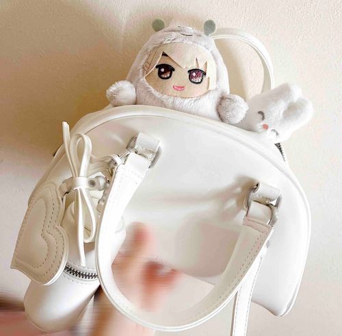 もんみな🐍「主さんが白いバッグを買ったので、モデルとして白きもの同士うさぎさんとお写真を撮っていただきました🤍
主さん、真っ白なバッグを汚さないよう緊張しているみたいですね...」