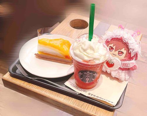 もんとま🐶「いちごフラペチーノとみかんのケーキだ！！
どっちも甘くてさわやか〜な感じで美味しかったな🍓🍊」