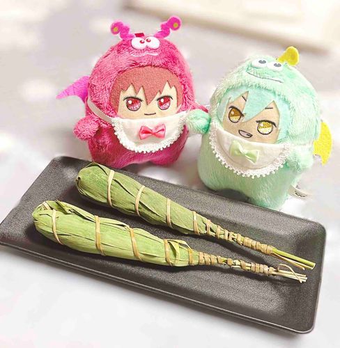 もんとま🐶「こどもの日にちまきを食べたぞ！笹のいいにおい〜！
やさしい甘さで大満足だった✨
主が投稿し忘れててもう過ぎちゃったけど...せっかくだから投稿するぜ🥹」