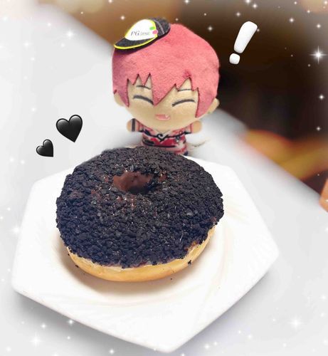 にぱ丸「まっくろなチョコドーナツだ！🍩🖤
チョコが甘さ控えめで生地はふわふわ！とってもおいしかったぜ✨」