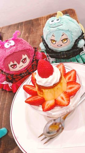 もんとま🐶「いちごプリンアラモードだ！可愛くて美味しかったぞ☺️」
もんはる🐗「いちごがいっぱい！おいしくて、うれしかった！🍮🍓」