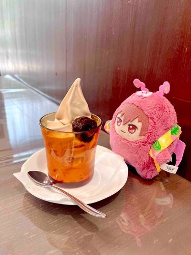 もんとま🐶「主とソフトクリームを食べてきたぜ🍦
コーヒーの味がほろ苦くて美味しいんだ！今年も食べれて良かったなぁ☺️☕️」