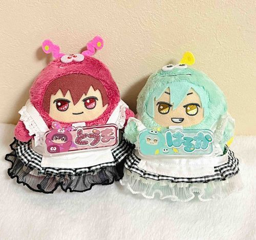 もんとま🐶「主がメイド服つくってくれたんだ！はるとお揃いの色ちがいで気に入ったぜ✨」
もんはる🐗「ふりふりで気に入ってる！かわいいでしょ🤍
主、これ着たおれたちとめいどきっさ？に行きたいっていうんだけど、どんなところかな〜？？😳」