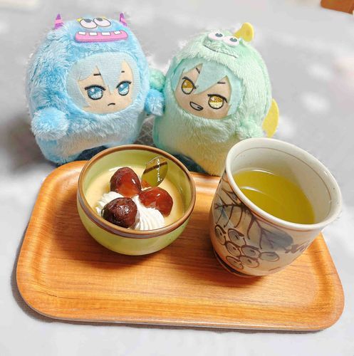 もんたま🍀「みてみて！栗のぷりん食べた！すっげ〜おいしかった！🌰🍮」
もんはる🐗「おれもいっしょに食べたんだ！のうこうな大人のあじでおいしかった☺️✨」