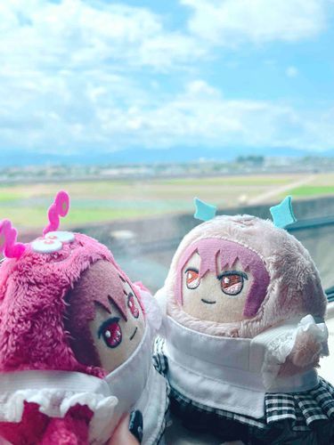 もんとま🐶「最近主ともんとらと一緒に旅行に行ったんだ！とら、初めての新幹線どうだった？」
もんとら🐯「景色が綺麗で電車よりとても早かった...✨快適な旅だったな🚄」