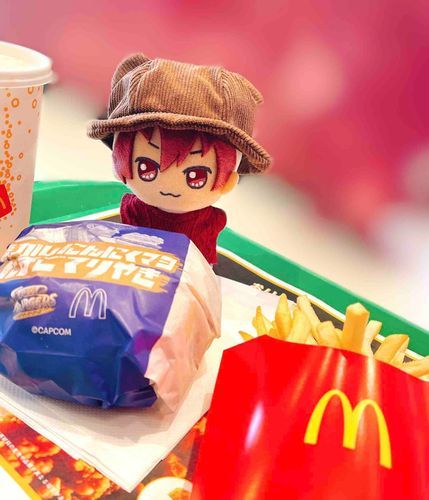 ドンとま🐶「ひさしぶりの投稿だぜ！ちょっと前においしいハンバーガーを食べたときの写真だ🍔✨
にんにくとお肉って相性ばつぐんだなぁ😌」