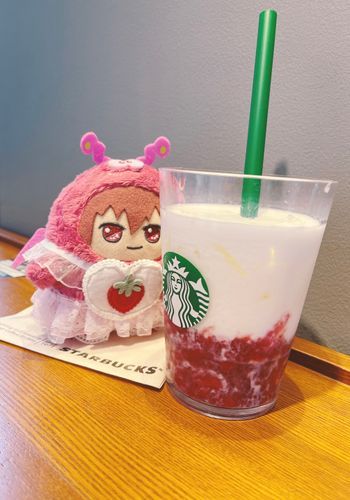 もんとま🐶「お久しぶりだぜ！ちょっと前にいちごミルクを飲んだ時の写真だ🍓
主がカフェで読書タイムしてたから、その間これ飲んでていいよって！おいしかったな〜🥤」