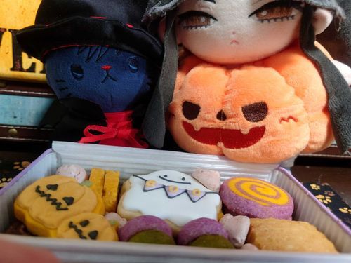 ハロウィンのクッキー缶が届いたよ！


😾この👻はおれのです。譲れません。
😌私は🎃と他のを頂こう。