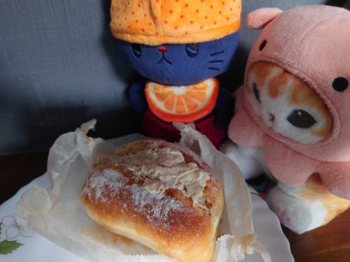 ぬしさんが朝ごはんに、クッペとツナとクリームチーズのパテでサンドイッチのようなものをくれました。

メンダコにゃんとどうやって分けるか悩んでます😿