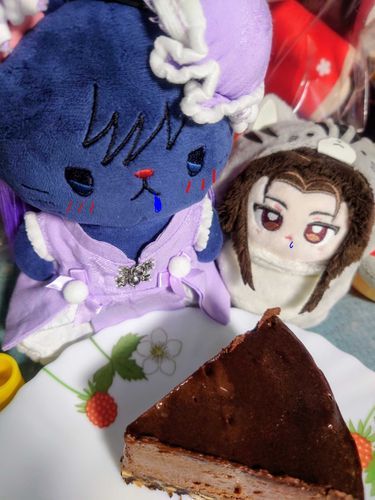 ヌシさんがチョコチーズケーキを作ってくれました。
小さなわんにんさんと一緒に食べなさいって。

…………えーとわんにんさんは小さいのでおれのが大きいから、おれがたくさん食べてもいいですか？