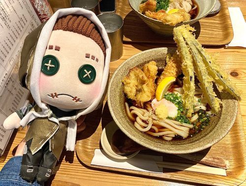 とり天と鯛ちくわ天と温玉ぶっかけうどんwithなす天！！！
(,,⊕︿⊗,,) …美味しい！！