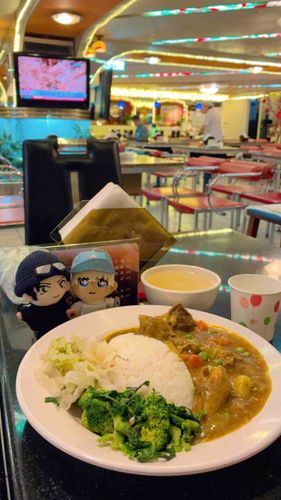 東一排骨飯！

むかしのダンスホールをそのままレトロ食堂に。台湾式カレーライス頂きました🍛