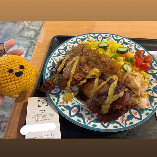 P51掲載店舗
JOLOF SENEGDLESE RESTAURANTでクスクスを食べたよ〜
ボリューミーでとってもお腹いっぱいになった！
真ん中に乗ってる玉ねぎを甘く煮てあるやつ美味しかった〜🎶
つぎはマフェも食べたいな〜☺️