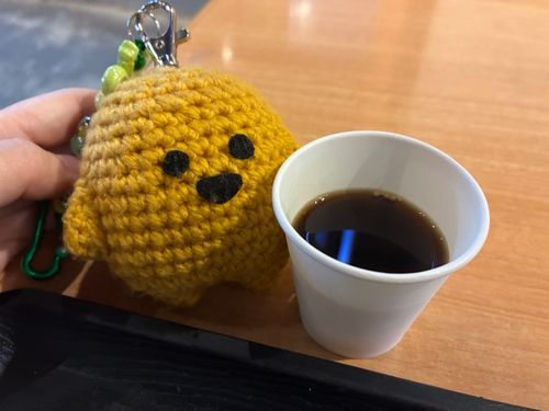 温かいセネガルスパイスコーヒーが、なんと無料で飲めちゃう！
シュガー入りとノンシュガーが選べたよ〜
さーきゅらは甘いほう飲んでみた☕️
スパイスがあわさって不思議な味がしたよ！