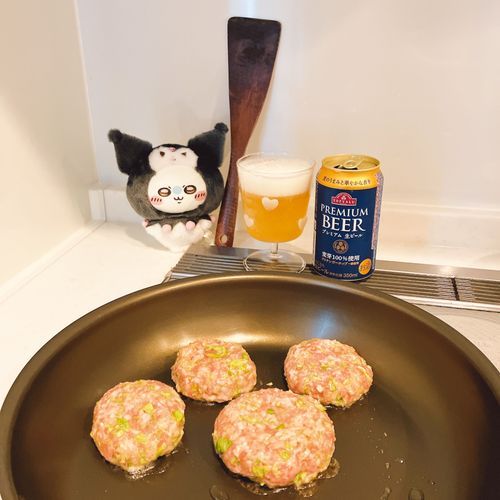 肉の焼けるにおいを肴に朝っぱらから飲むとしますかね🍻