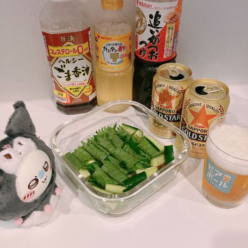 きうりを大葉で巻いて漬けたのをつまみにしようと作ってるんだが、漬け汁のにおいをつまみに2本目あけてる‼︎
ほんで大葉足らない‼︎