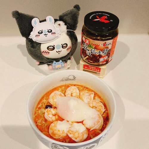 麻辣鍋の素をもらったから、豆乳と混ぜて麻辣湯麺っぽいものを作ったんだ！
何入れればいいかよくわかんないからエビと温玉を乗せてみたんだ！