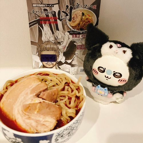 野菜買いに行くのがダルかったかったから無しで作ったけどアンパンマンの丼から溢れそうだぜ！
こいつはマジで辛いぜ！辛さマシマ死🥹💓