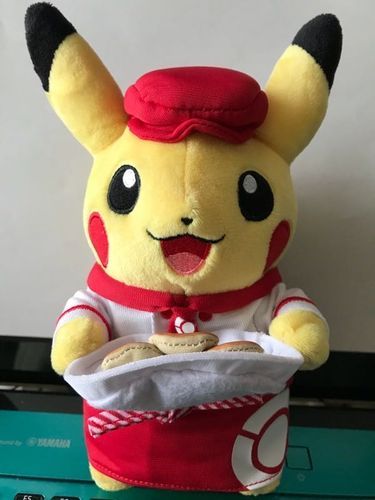 ウェイトレスピカチュウです。
ポケモンカフェで買いました。