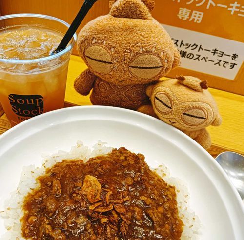 やっと帰れるぽちゃ〜。
昨夜ぶりのごはん！烏龍茶が沁みる。。

鎮静剤よく効いたみたいで、ご主人ルンルンぽちゃ〜。